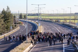 ΣΥΜΒΟΛΙΚΟΣ ΑΠΟΚΛΕΙΣΜΟΣ ΤΗΣ ΕΘΝΙΚΗΣ ΟΔΟΥ ΣΤΟ ΥΨΟΣ ΤΟΥ ΚΟΜΒΟΥ ΤΗΣ ΝΙΚΑΙΑΣ ΣΤΗ ΛΑΡΙΣΑ ΑΠΟ ΑΓΡΟΤΕΣ (eurokinissi)