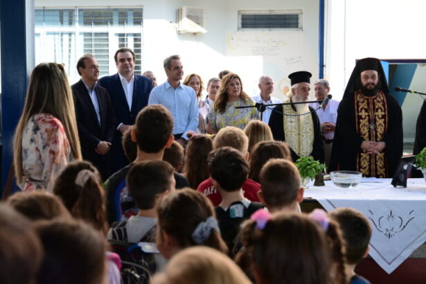 [371730] ΑΓΙΑΣΜΟΣ ΣΤΟ 2ο ΔΗΜΟΤΙΚΟ ΣΧΟΛΕΙΟ ΓΛΥΦΑΔΑΣ ΠΑΡΟΥΣΙΑ ΤΟΥ ΠΡΩΘΥΠΟΥΡΓΟΥ ΚΥΡΙΑΚΟΥ ΜΗΤΣΟΤΑΚΗ (ΤΑΤΙΑΝΑ ΜΠΟΛΑΡΗ/eurokinissi)