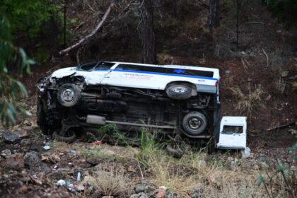 [372340] ΑΣΘΕΝΟΦΟΡΟ ΕΞΕΤΡΑΠΗ ΛΟΓΩ ΟΛΙΣΘΗΡΟΤΗΤΑΣ ΑΠΟ ΤΗ ΠΟΡΕΙΑ ΤΟΥ ΚΙ ΕΠΕΣΕ ΣΕ ΧΑΝΤΑΚΙ ΣΤΗ ΚΑΙΣΑΡΙΑΝΗ (ΤΑΤΙΑΝΑ ΜΠΟΛΑΡΗ / Eurokinissi)