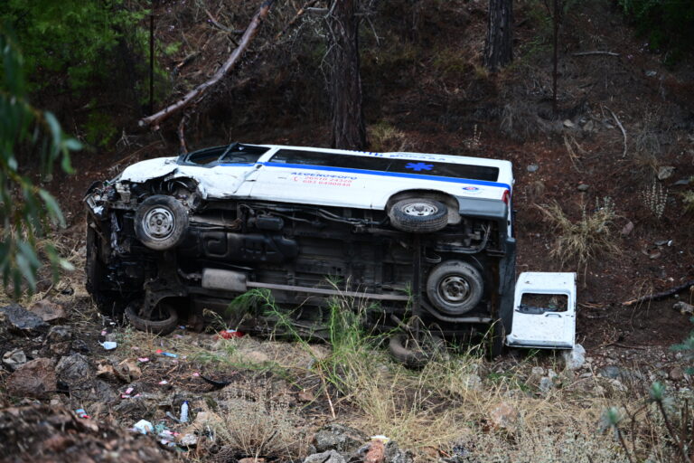 [372340] ΑΣΘΕΝΟΦΟΡΟ ΕΞΕΤΡΑΠΗ ΛΟΓΩ ΟΛΙΣΘΗΡΟΤΗΤΑΣ ΑΠΟ ΤΗ ΠΟΡΕΙΑ ΤΟΥ ΚΙ ΕΠΕΣΕ ΣΕ ΧΑΝΤΑΚΙ ΣΤΗ ΚΑΙΣΑΡΙΑΝΗ (ΤΑΤΙΑΝΑ ΜΠΟΛΑΡΗ / Eurokinissi)